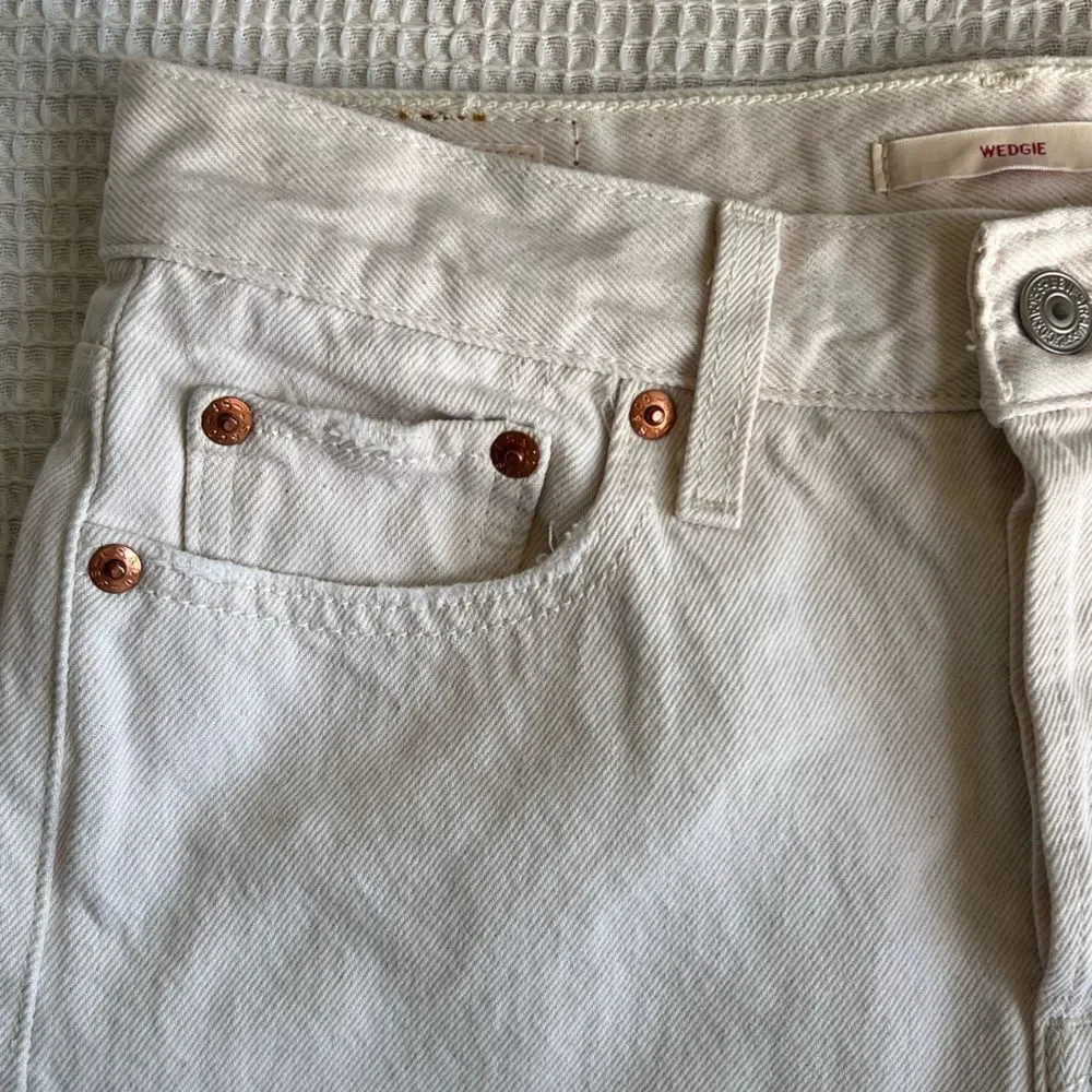 Levi’s Premium Wedgie Straight High Waist Raw Hem Eggshell White E Jeans sz 26